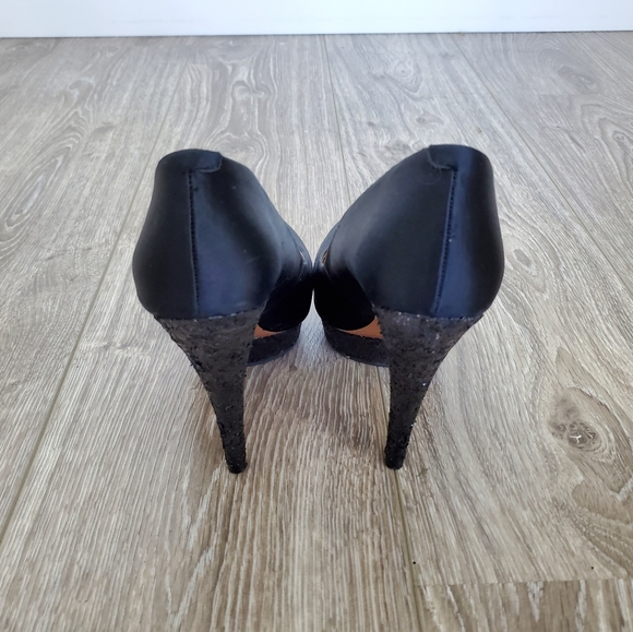 BCBG generation black satin capone pump heel - Picture 2 of 5